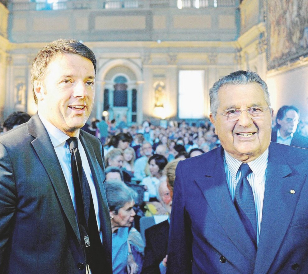 Amici - Il presidente del Consiglio Matteo Renzi assieme a Carlo De Benedetti in una foto d’archivio - Ansa