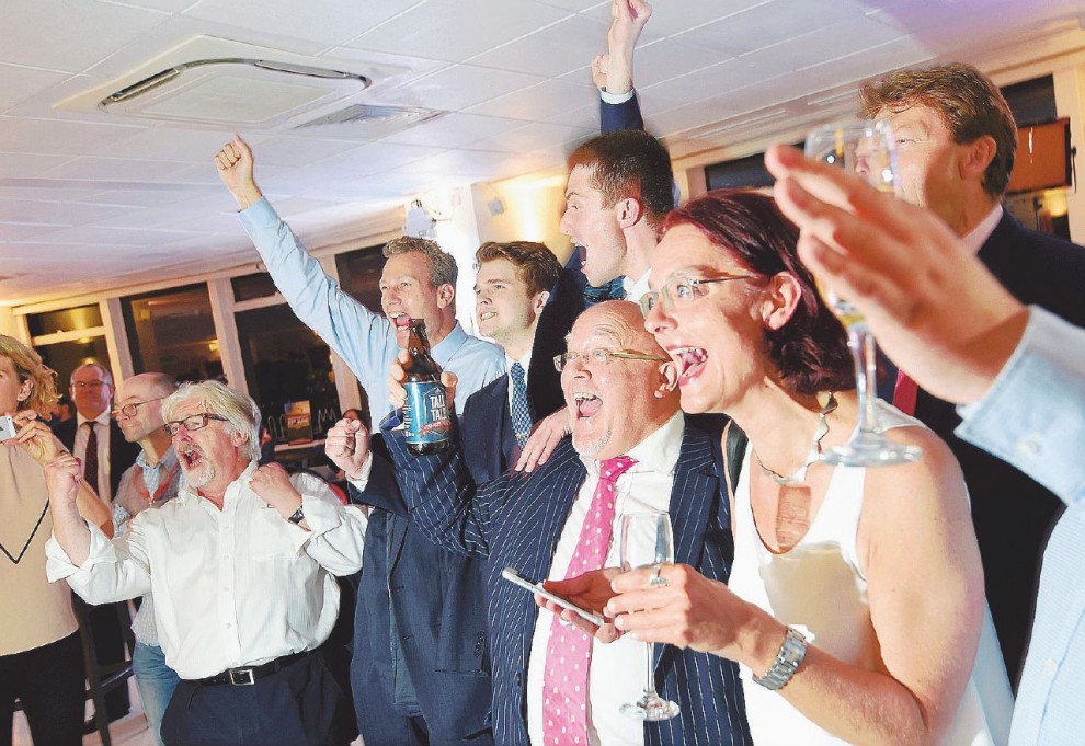 Brexit, la Gran Bretagna lascia l'UE: festeggiamenti vittoria con Nigel Farage