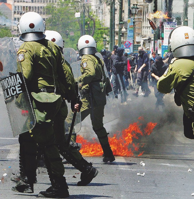 Scontri tra polizia e manifestanti nel maggio 2011, una delle fasi più calde della crisi ellenica - Ansa