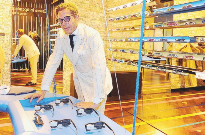 LAPO ELKANN, CON ITALIA INDEPENDENT SFIDA BIG DEGLI OCCHIALI