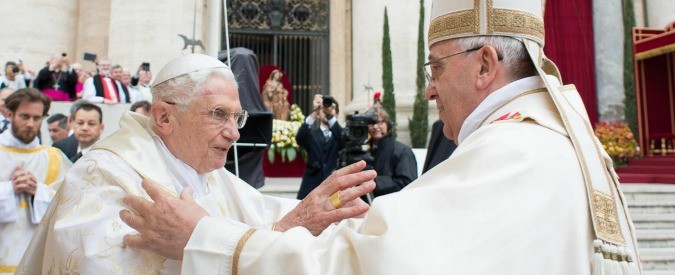 Papa Francesco e Benedetto XVI insieme nel Palazzo Apostolico, un inedito assoluto