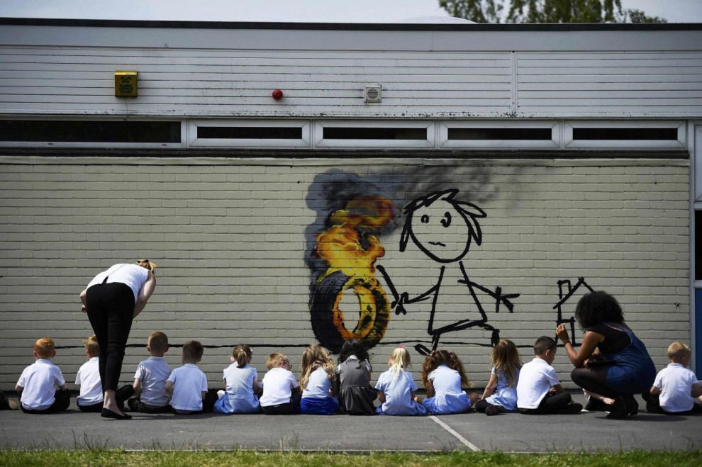 Banksy che scavalca i muri come i bambini