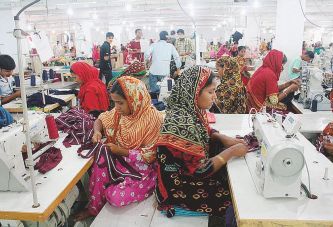 Operaie in un laboratorio tessile; nel 2013 la tragedia del Rana Plaza, con 1.219 vittime - Ansa