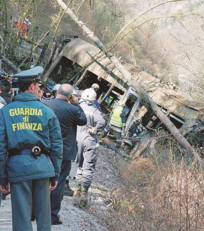 Crevalcore, 7 gennaio 2005 - Scontro tra un interregionale e un merci: 17 morti - Ansa
