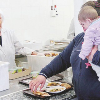 Il declino - Una mamma alla mensa della Fondazione Fratelli di San Francesco a Milano - Ansa