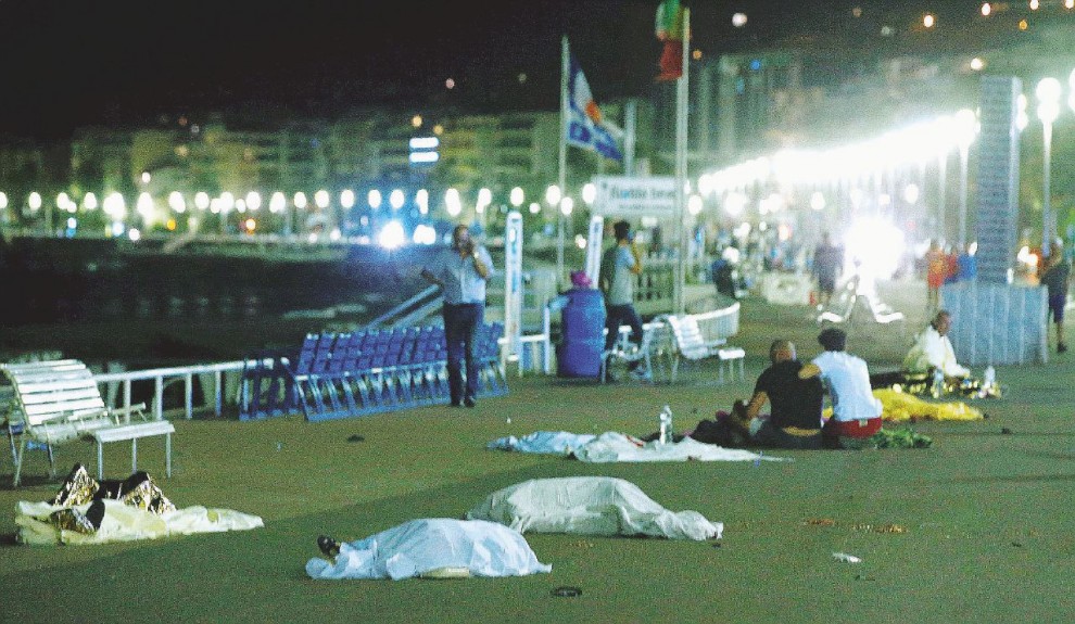 Nizza, strage sulla Promenade des Anglais: camion sulla folla