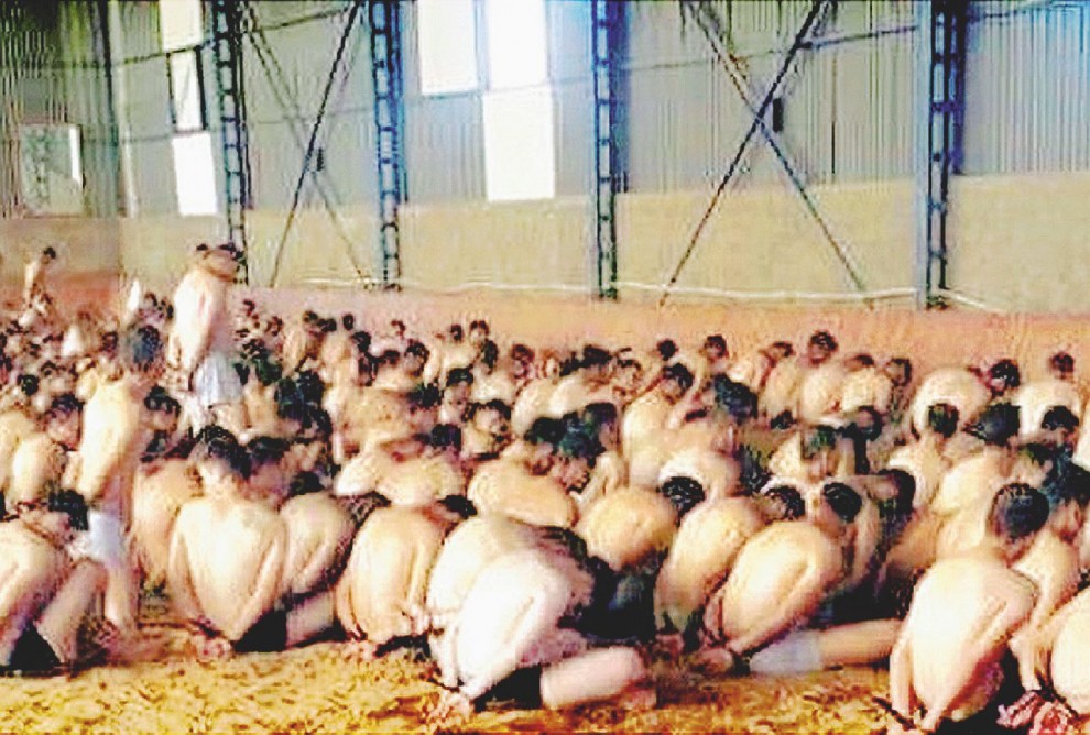 Denudati nel capannone - Un gruppo di militari rinchiusi dopo l’arresto