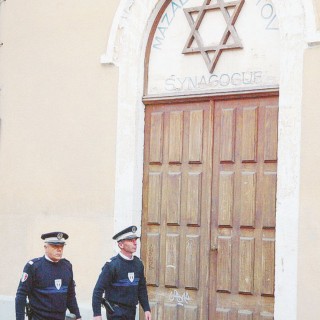 Simbolo nel mirino - Poliziotti davanti a una delle sinagoghe di Francia - Ansa
