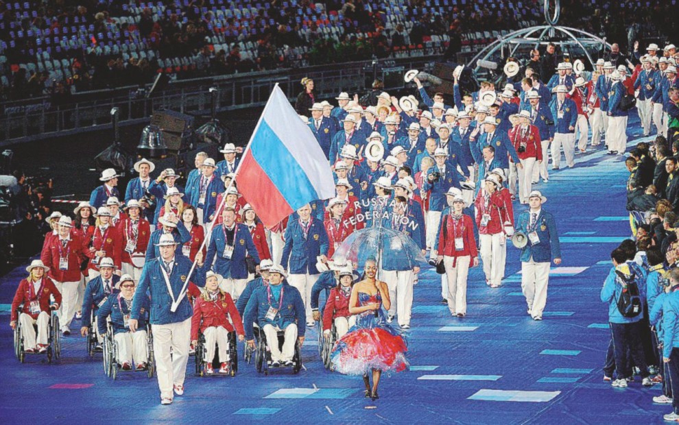 La squadra russa sfila alla cerimonia inaugurale allo Stadio Olimpico ai giochi inglesi - Ansa
