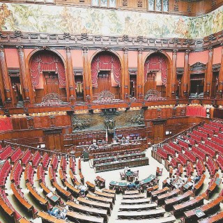 Il ddl cannabis va in aula. Ma drogato è il dibattito