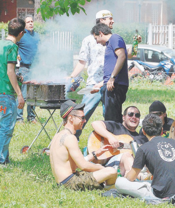 Merenderos nei parchi - Un gruppo di ragazzi fanno un barbecue in un giardino pubblico - Ansa