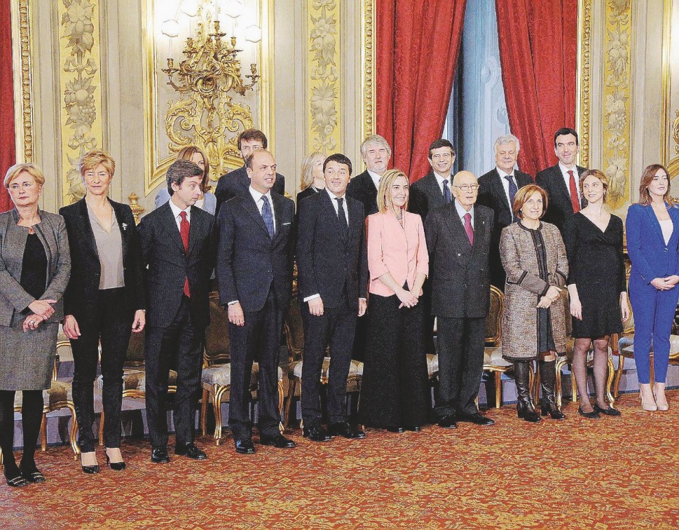 Il primo giorno  - La foto di gruppo dopo il giuramento al Quirinale del governo  Renzi  con Giorgio Napolitano:  era il 22  febbraio 2014  -  Ansa