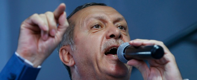 Turchia, sospesa la Convenzione europea sui diritti umani: “Lo ha fatto anche la Francia”. Arrestati due giornalisti