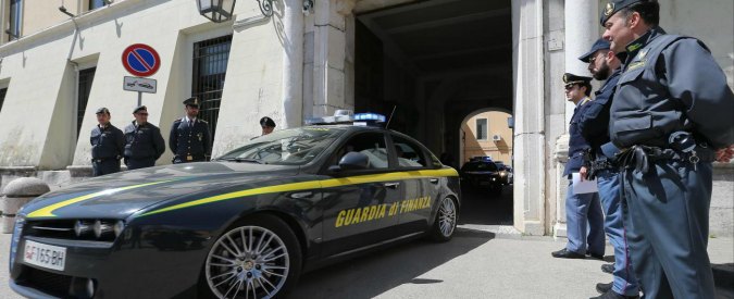 Camorra, 9 arresti tra Napoli e Caserta: “Professionisti e imprenditori riciclavano il denaro del clan Polverino”