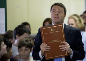 Renzi dona Costituzione ad alunni, datemi una mano