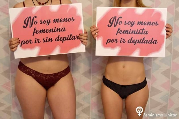 La scritta dice: "Io non sono meno femminile se non sono depilata. Io non sono meno femminista se sono depilata. Ciascuna scelga quello che vuole.