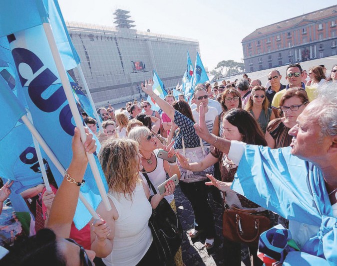 Gli scontri - A Napoli, i docenti sono stati ricevuti dal prefetto dopo momenti di tensione - Ansa