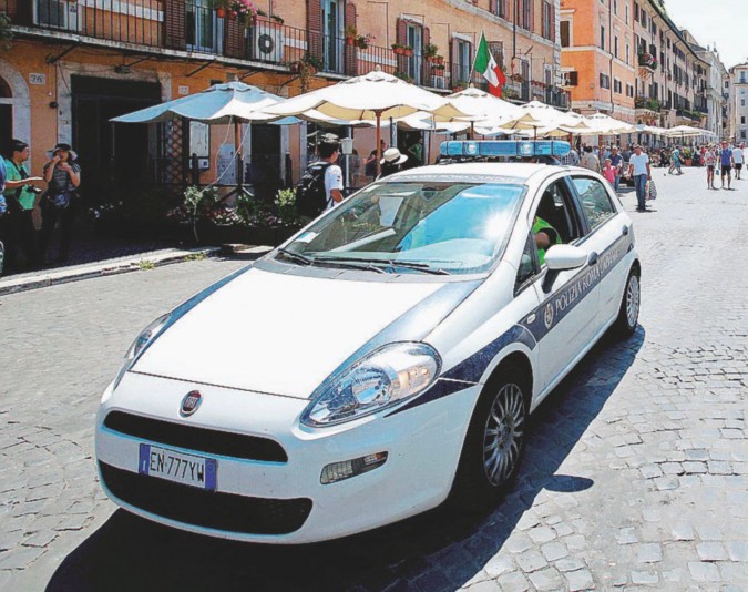 Di pattuglia - Un’auto della municipale in piazza Navona - Ansa