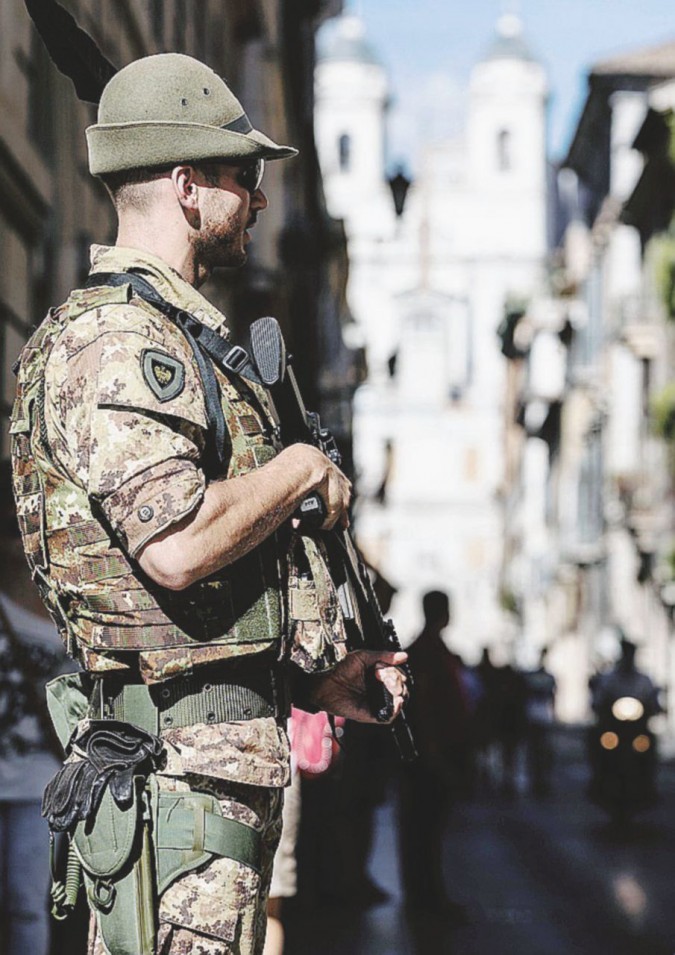 Occhi aperti - Militari nelle strade di Roma - Ansa