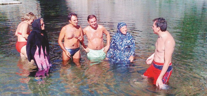 Bagno di protesta contro l'ordinanza leghista che vietava il burkini a Vercelli  - Ansa