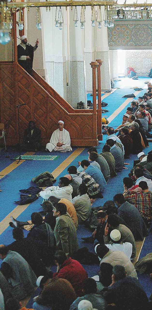 La preghiera durante il Ramadan alla Grande Moschea di Roma  - LaPresse