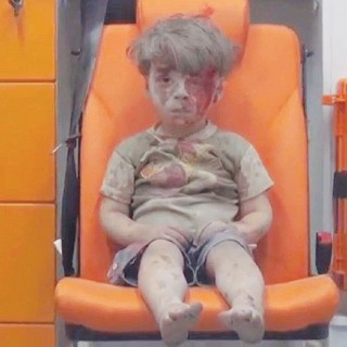 Omran Daqneesh, 5 anni, ritratto dopo un raid. Ferito lievemente, è già stato dimesso - Reuters