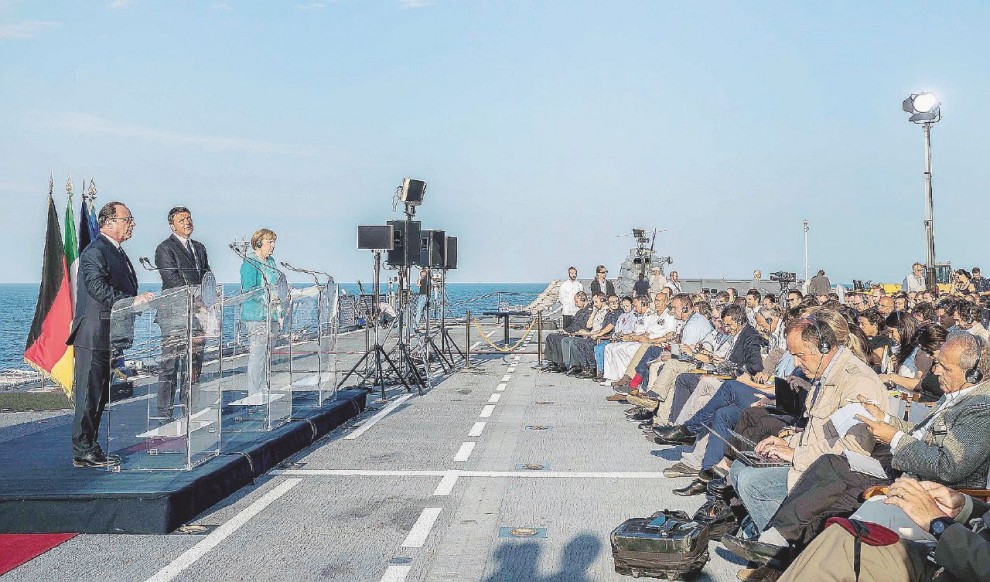 Photo-op - Renzi, Merkel e Hollande si offrono alla stampa sulla nave  “Garibaldi” davanti a Ventotene - LaPresse