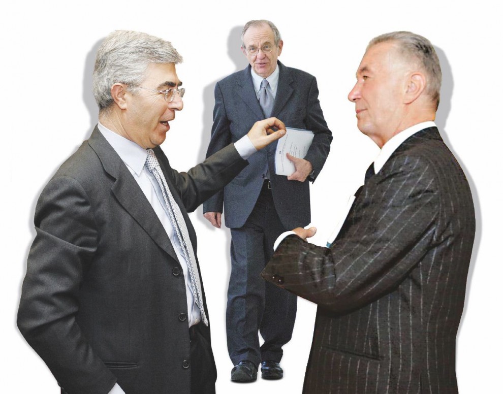 Che trio -   L’ex ad di Veneto Banca Consoli e l’ex presidente di Pop Vicenza Zonin. Sullo sfondo, il ministro Padoan  - Ansa, LaPresse