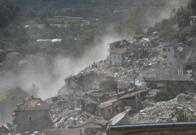 Il collasso - Veduta dall’alto di Arquata del Tronto (Ascoli Piceno) -  Ansa