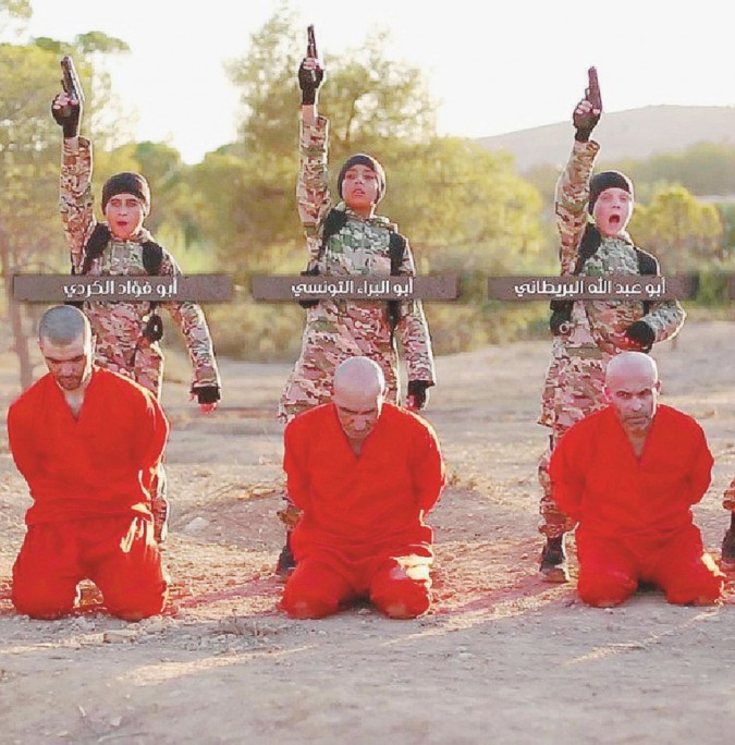 Piccoli boia - L’ultimo video dell’Isis, bambini che uccidono curdi - Ansa