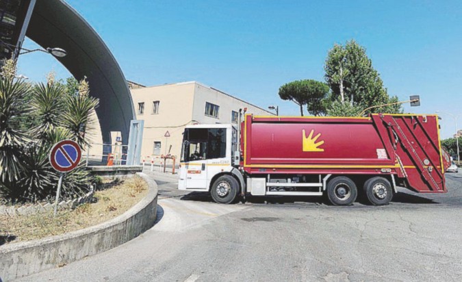 Ventisei aziende - Un camion Ama - LaPresse