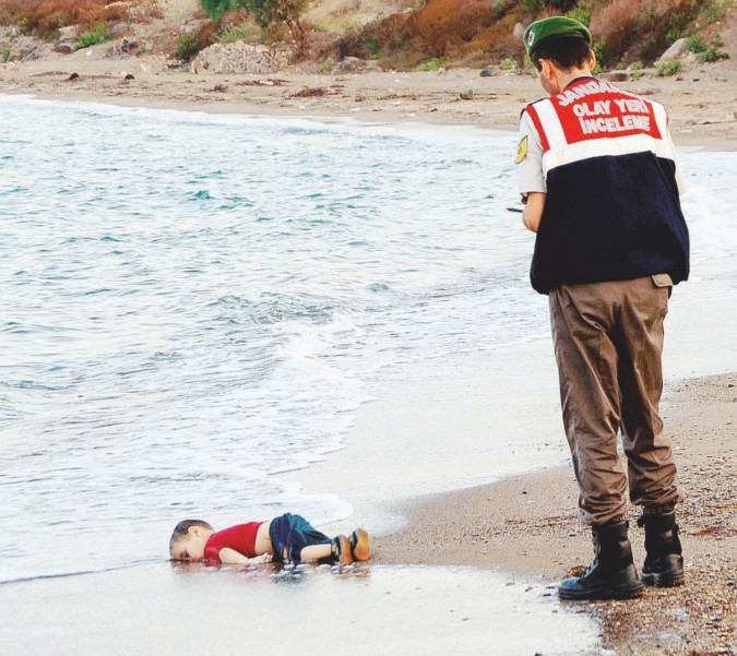 Riva fatale - Il corpicino di Alan Kurdi, 5 anni, sulla spiaggia turca di Bodrum
