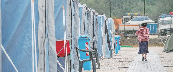 Nel campo - Sfollati sotto la pioggia gelida nella più grande delle tendopoli allestite ad Amatrice dopo il sisma - Ansa