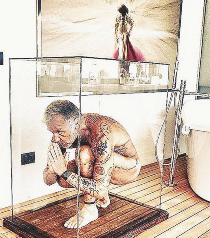 Vacchi, babbucce e lato B: l’arte di non fare un tubo