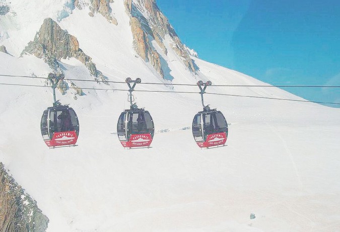 Versante francese - La cabinovia panoramica del Monte Bianco (fra i 3.450 e i 3.850 metri di quota). Un tratto di 5 chilometri e che dura 35 minuti - Ansa