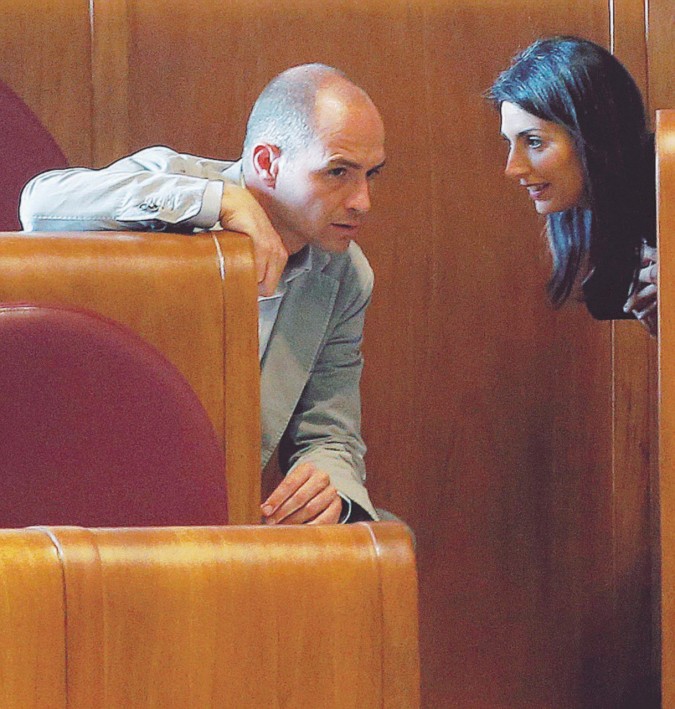 Il vice-Raggi - Il vicesindaco Daniele Frongia assieme a Virginia Raggi - LaPresse