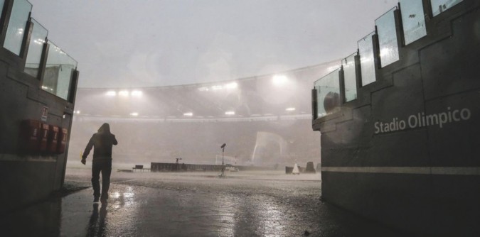 Il nubifragio all’Olimpico. Sugli spalti, poco pubblico - Ansa