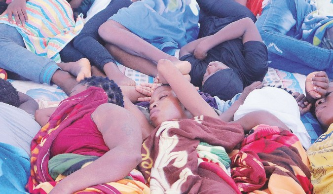 Ammassati a Surman - Donne e bambine nigeriane nel centro di detenzione a un’ottantina di chilometri da Tripoli - foto di Nancy Porsia