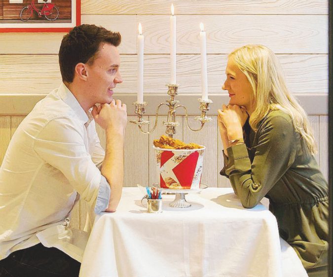 Duetto a tavola - Rari gli uomini che ancora invitano una donna a cena significandole con ciò “Signora, sei ospite mia” - Ansa