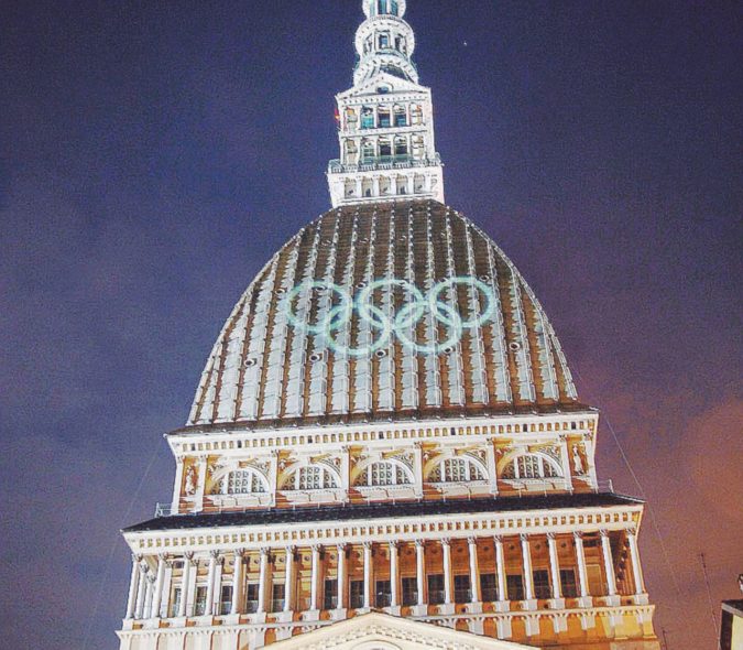 Torino - La facciate della Mole antonelliana illuminata dai 5 cerchi - Ansa