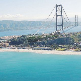 Una elaborazione grafica del progetto  del Ponte sullo Stretto di Messina da www.projectmate.com