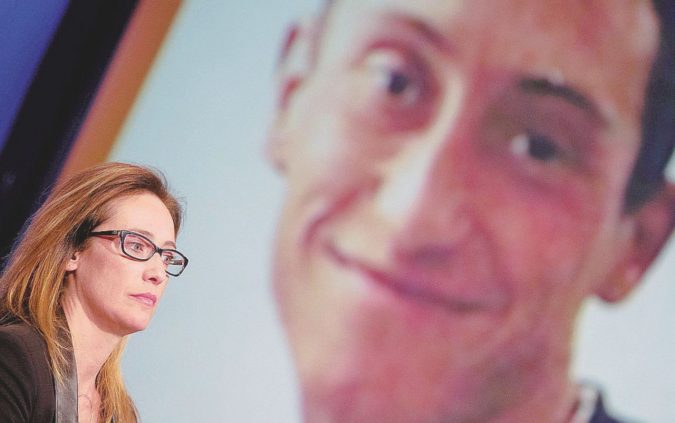Ilaria Cucchi e, alle sue spalle, Stefano, morto a 31 anni nel 2009 - Ansa
