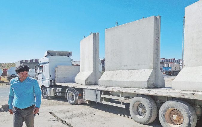 Barriera e corpi  straziati. Alcune sezioni del muro che viene eretto al confine turco-siriano - Foto di P. Curzi