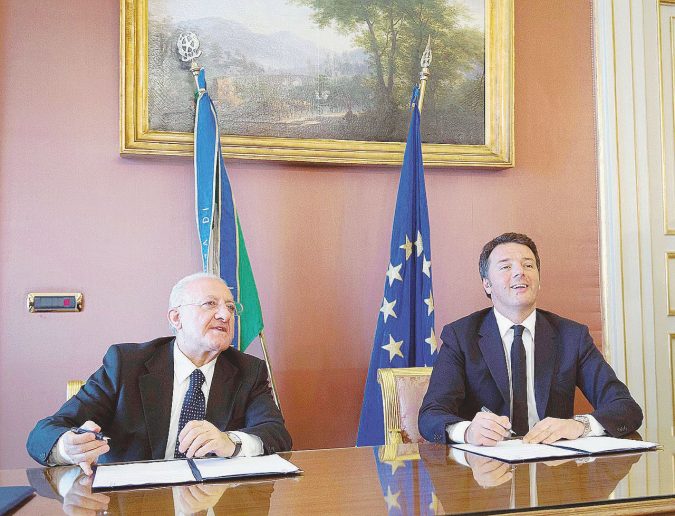 Uno dei tanti - Renzi e De Luca firmano il “Patto della Campania” - Ansa