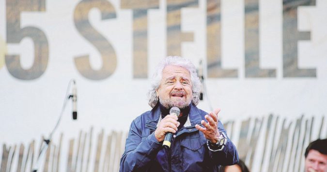 Dialoghi immaginari - Accanto, Beppe Grillo sul palco della Festa del M5S a Palermo - LaPresse