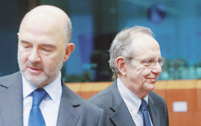 Oggi la mossa del ministro - Il commissario Ue all’Economia Pierre Moscovici e Pier Carlo Padoan - Ansa
