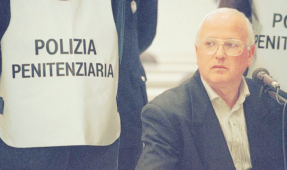 Alla sbarra - Il capo della Nuova camorra organizzata Raffaele Cutolo nel 1997 - Ansa