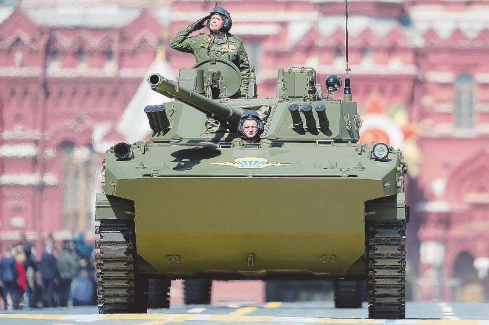 La parata del 1° maggio sulla Piazza Rossa. Il segretario Nato Stoltenberg
