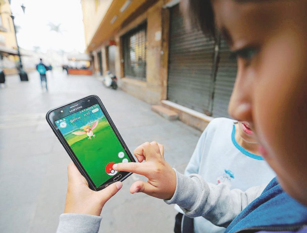 Connesso - Un ragazzino che gioca con la nuova applicazione Pokemon Go - LaPresse
