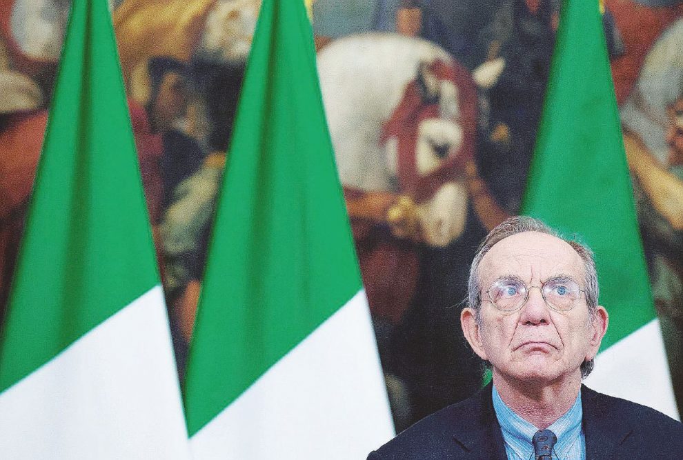 Tira e molla -   Il ministro dell’Economia Pier Carlo Padoan.